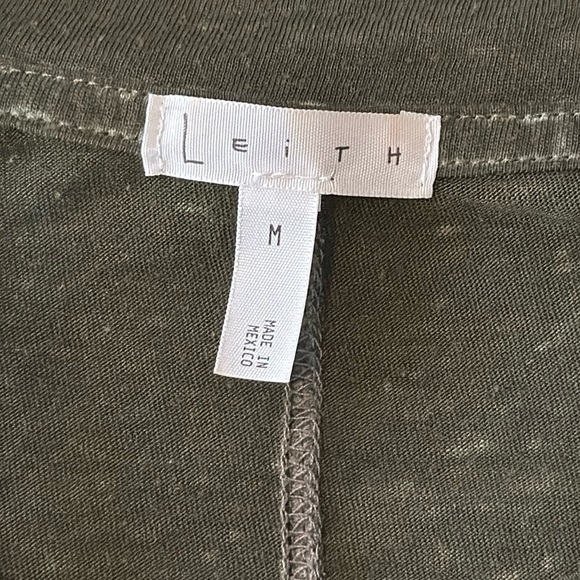 Leith Nordstrom Oversized Short Sleeve V-Neck Tee Shirt in Olive Size Medium - Picture 5 of 7